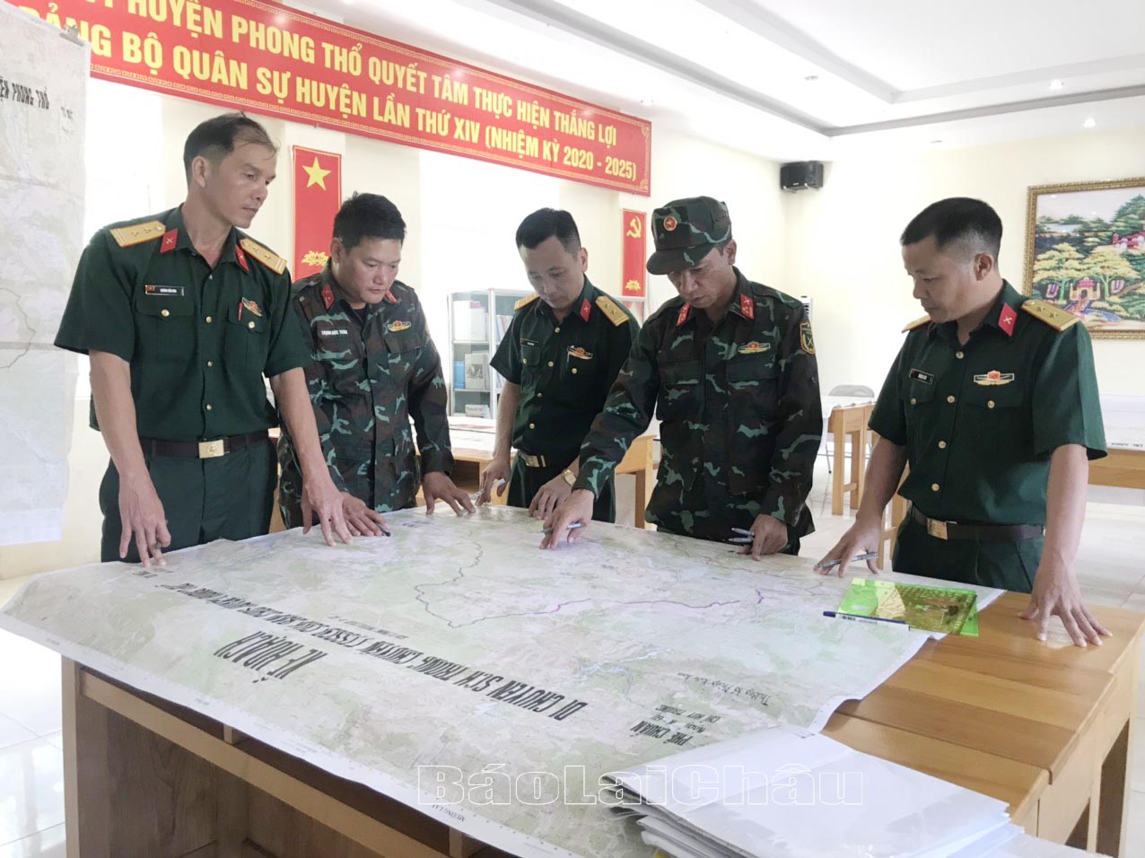 Cán bộ Ban Chỉ huy Quân sự huyện Phong Thổ trao đổi việc xây dựng các bản đồ tác chiến chuẩn bị cho diễn tập phòng thủ. 
